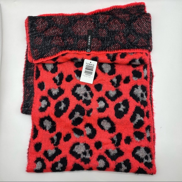Torrid Women’s Plus Size Leopard Magenta Blanket Scarf - Picture 3 of 4